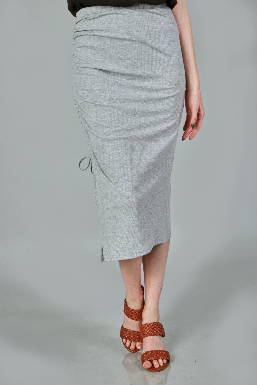 P18264 Solid Rib One-Sided Ruching Skirt - Gray / Black